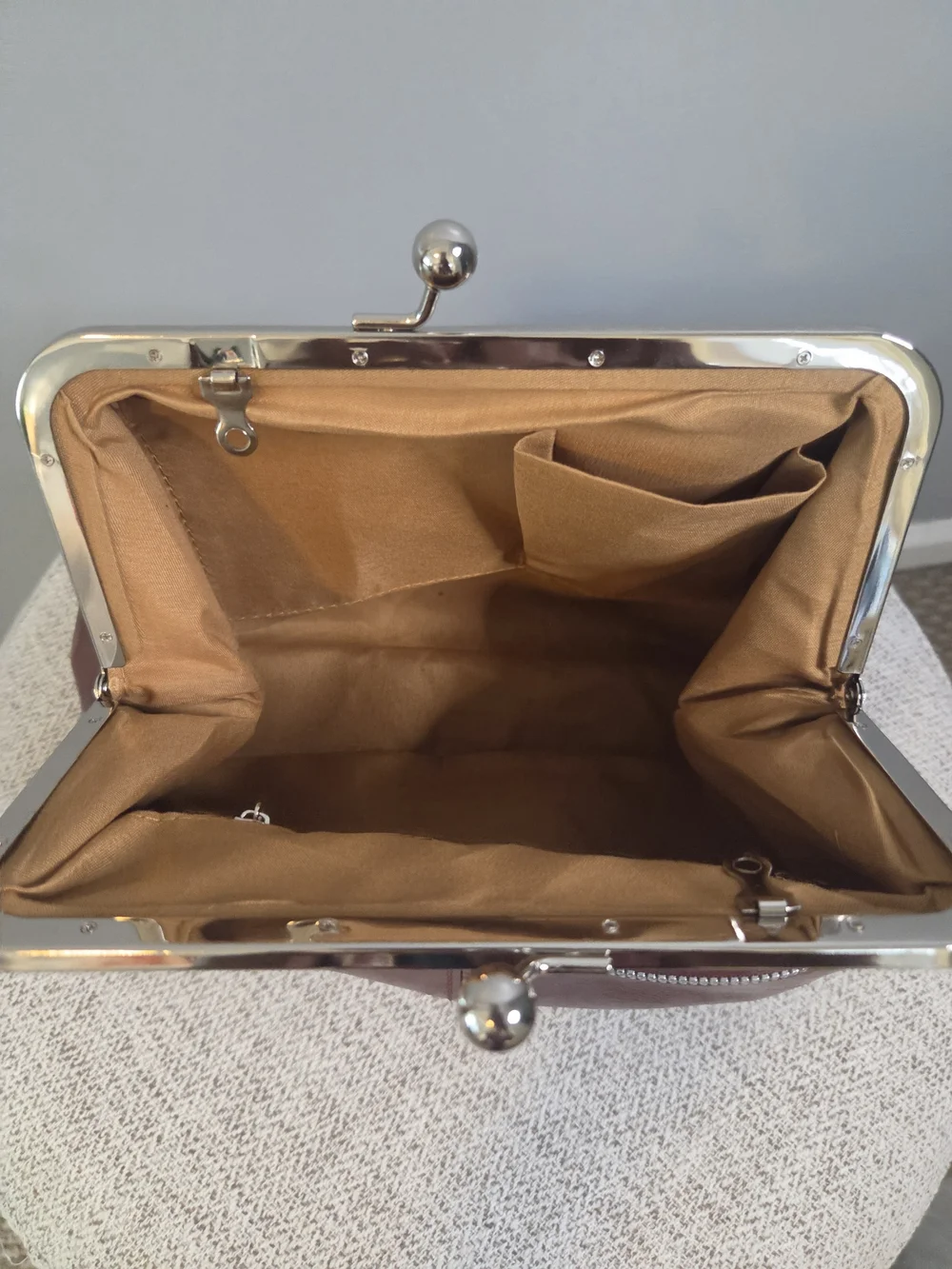 Women’s Vintage-Style Kiss-Lock Frame Bag